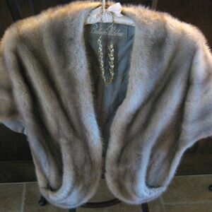 Bullocks of Wilshire Fur Stole w/ pockets and Gold Leaf Costume Jewelry Necklace